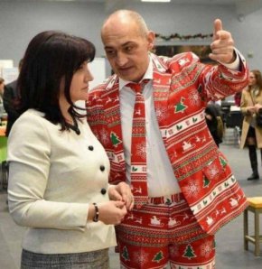 
Зад успелия да купи бг дружествата на ЧЕЗ Еврохолд има интересни политически гърбове и руски връзки. Босът на компанията Асен Христов е бил  работодател на председателката на Народното събрание Цвета Караянчева, когато тя попада в ГЕРБ, в кърджалийското дружество за производство на пластмаса Формопласт, откъдето й тръгна славата на майстор на кофи и легени