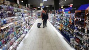 Проверките на финансовите екипи продължават и обхващат всички търговски обекти.