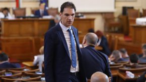 “Листите пък ще са готови в рамките на седмица, а програмата до десет дни", посочи бившият министър.
