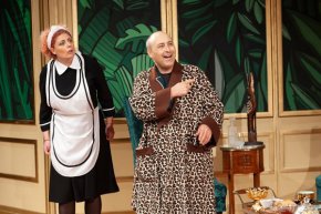 Една сутрин му се струпват три неприятни новини. Той научава, че дъщеря му е бременна, от касата на фирмата е изчезнала крупна сума и камериерката го напуска, за да се омъжи за богат аристократ. Премиерата е тази вечер на голяма сцена в Сатирата.