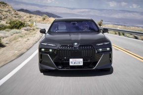 Въпреки това успехът на i7 следва тенденцията при ултралуксозните електрически автомобили на BMW Group, които доминират над алтернативите с бензинови двигатели.