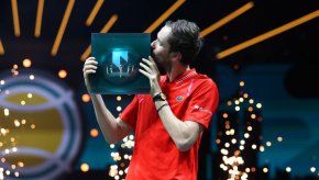 В него отново Медведев диктуваше игра. Руснакът не изпусна инициативата и отново направи два пробива при сервис на Синер и затвори мача с нов успех с 6:2.
Даниил Мадведев направи 20 печеливши удара срещу 31 за италианеца, но Синер допусна много повече непредизвикани грешки - 30 срещу 17.