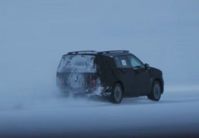 Изпускателната система в задната част на автомобила обаче подсказва, че става въпрос за SUV с двигател с вътрешно горене. Обширният парник трябва да осигури отлична видимост навън, а почти плоският покрив ще увеличи максимално пространството над главите