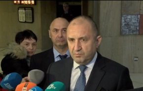 
Държавният глава потвърди, че в четвъртък у нас пристигат експерти на Европейската комисия, които до подпомогнат борбата с миграцията. Радев очаква страната ни да получи и значителна подкрепа и като финансови средства и като оборудване за охрана на границата ни.