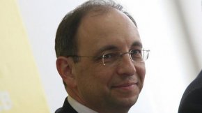 Финансистът хвърли вината за инфлацията върху кабинета „Петков“. Според него политиките, които редовното правителство водеше, напомпаха цените. „Въпреки това проблемът може да бъде решен, защото тази година се очертава постепенно овладяване на инфлацията“, уточни Василев.