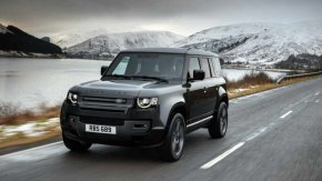 За да отговорят на очакванията, които се възлагат на всеки автомобил с емблемата Defender, те ще трябва да преработят своята здрава, издръжлива и способна икона с достатъчно талант за офроуд, за да запазят авторитета си, но с комфорта и лукса, които съвременните купувачи биха очаквали от емблемата Land Rover.