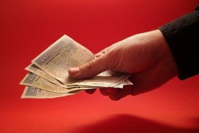 
Прокуратурата изготвя обвинението на 43-годишния икономически полицай. Мярката за неотклонение ще се гледа утре. В рамките на деня се очаква държавното обвинение да даде изявление с повече подробности. 