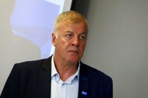  Подробности ще обявим в най-скоро време", се казва в изявлението на Сираков, в което той подчерта, че това са положителни новини за Левски.