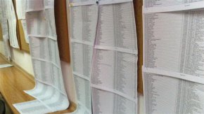 
"Нито е нормално, нито е етично партиите да събират и обработват данни на починали лица с цел да се регистрират за избори. За мен това означава, че се събира информация от предишни избори и може да се стигне до съмнения дали тази информация не се продава", заяви шефът на КЗЛД Венцислав Караджов.
