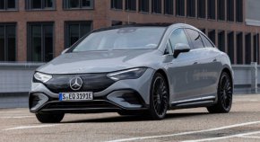 
Във видеото обект на теста за безопасност е Mercedes EQE, по-малкият електрически седан от гамата EQ на автомобилния производител. Тя е по-малката версия на EQS, така че тестващите очакваха подобно представяне от EQE при теста с лосове.
