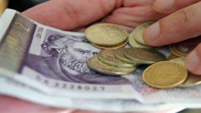 
За целта се подава заявление за участие до дружеството, което управлява избрания от човека фонд. Ако някой не подаде заявление, или подаде такова за повече от един фонд от същия вид, или го подаде след посочения срок, следва служебно разпределение в някой от деветте универсални фонда.