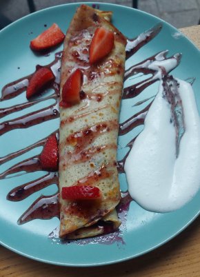 За белезникавите палачинки (защо множествено число, когато е 1), които нямат нищо общо с домашни,  както и сладкото за тях, и разводнената сметана, дори не си струва да отваряме дума, защото може да станем твърде директни. Но и т.нар. козуначени филии, също твърде скъпи, не печелят нито с вид, нито с количество, ако трябва да бъде максимално мили и щадящи.  
