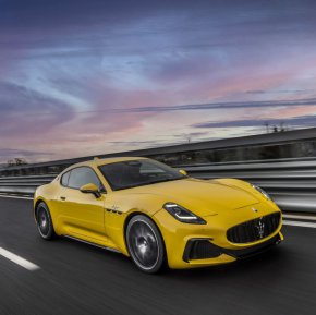 Преработката е помогнала да се намали коефициентът на челно съпротивление от 0,32 на 0,28, а леко изтегленият покрив е създал достатъчно място за задните глави, където действително могат да се поберат възрастни. 