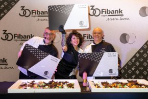 

Клиентите на новата метална карта имат достъп до богат пакет от услуги и преференции, които включват