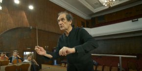 Зрителите ще видят как работи един безупречен професионалист, който не щади усилията и емоциите си на всяка репетиция и ще се докоснат до един талант, който умее да разчупва клишета в композирането.

