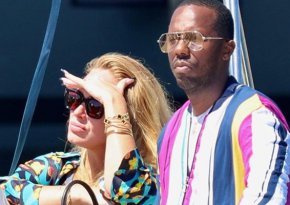 Звездата изрече от сцената: "И аз го обичам повече от самия живот, така че можем ли да му честитим рождения ден? Името му е Рич!".
