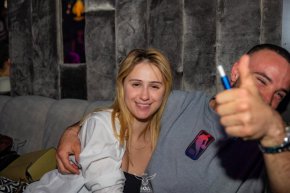 Тя се забавляваше с програмата в клуба и аплодираше фолк дивата Емануела, която същата вечер имаше участие. Както вече писахме, Бакалова и Валери от Игри на волята се отдадоха на романтична почивка в СПА столицата на Балканите след изтощителните снимки за новата лента на Мартин Кембъл в Солун.