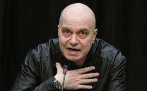 Те казаха: „Защо, Слави”. А аз казах: „Защото може да ни е за последно!“, написа с ирония Трифонов.