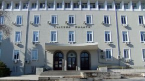
Ученикът е трябвало да превози мигрантите от Карнобат до границата със Сърбия срещу 10 000 лева. Той е спрян от полицията на магистрала „Тракия“ в района на 196 километър.

