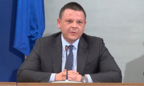 
Вицепремиерът Христо Алексиев, който е ръководител на Националното координационно звено за цените на храните, заяви, че кабинетът „не обявява война на търговските вериги и не иска да води такава“, но са установени „редица притеснителни практики“ и има „съмнения за необосновано високи печалби“.
