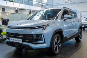 
До възобновяването на марката "Москвич" се стигна, след като заради руската инвазия в Украйна френската компания "Рено", чиято собственост беше заводът край Москва, спря производството и се оттегли от страната, а по-късно продаде предприятието на московските власти на символична цена. Сега заводът се нарича "Московски автомобилен завод "Москвич". 