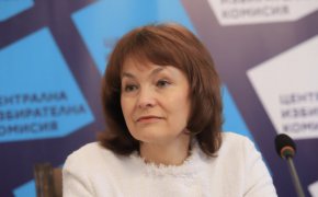 В ЦИК все още не са решили как ще действат заради отхвърленото от ВКС тяхно решение хартиените бюлетини и тези от машините да се сумират на един ред в секционните протоколи.
