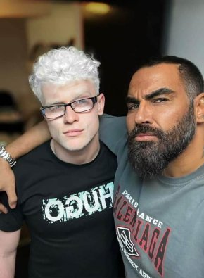 Работи с клуба. Е, пипнах му косата, че и приятели станахме дори", сподели Азис за Крис.