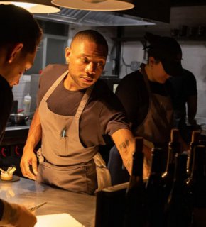 
"Мисля, че най-много ми остана в съзнанието това, че когато бях по-малък, тя правеше цяла пържена риба, например цял пържен лаврак", каза Мичъл. "Мисля, че това се открояваше най-много. "