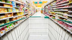 МС отчете, че са направени над 1000 проверки на различни институции, които засекли стотици нарушения и нелоялни практики и заговори за съмнения за „необосновано високи печалби при храните“.