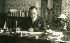 
„Историята на политика Димитър Пешев не може да се сравнява с тази на хора като Оскар Шиндлер или с тази на много праведници в цяла Европа, които се ангажират със своя алтруизъм да спасят стотици евреи, обречени на смърт. Историята на Пешев има друго измерение, тя е по-голяма. Историята на Пешев е по-дълбока. 