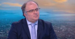 Само напомняме, че в момента част от културната ни общественост иска оставките и на двамата заради напрежението, което от седмици тлее и избухва на талази в Народния театър.