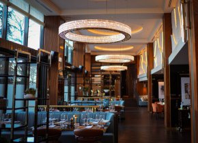 
Специален комплимент по повод неделното събитие e пенливото вино Vineyards Selection, произведенo по класическата технология на шампанското от най-висок клас. To се прави от 100% Шардоне (Blanc de Blanc) от селектиран микрорайон и ексклузивно се предлага във винената листа на ресторанта. 