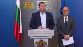 
"От войната в Украйна ние констатираме, че държавите, които са по източния фланг на Европейския съюз на практика понасят много, много по-големи последствия от войната в Украйна, отколкото по-западните държави. Тези държави по източния фланг на Европа на практика са и държавите, които всъщност получават по-ниски субсидии от Европейския съюз, тъй че с това нарочно решение имаме официална позиция на държавата, с което изпращаме към европейските институции ясен сигнал по отношение нуждите на българските земеделски производители и съответно искаме реакция още сега, още в тази година".