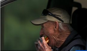 Преди това пенсионираният актьор се наслаждава на обяд набързо в белия си камион  на паркинг, след като се е отбил в Wendy's.