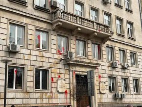 По-късно те се сляха пред сградата на Столичната община, която беше омазана с червена боя и яйца