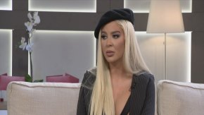 
Фолк дивата Андреа ще направи дълбоки признания за личния си живот и емоции пред Александра Сърчаджиева. Дългогодишната половинка на Кубрат Пулев ще разкаже не само за запознанството си с боксьора, но и за най-щастливите им дни, както и истината за звездната раздяла. Андреа допуска камерата и в дома си – показва и разказва за своето семейство, за мечтите си и музиката.
