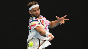 
В началото на третия сет играта на Димитров тотално се разпадна и при 0:3 гейма българинът се отказа.