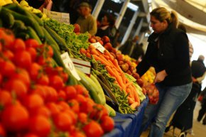 Олиото поевтинява със 7,1% и се продава по 3,68 лева за  1 л.Пакетче краве масло от 125 гр. поскъпва с 3,1% и се търгува по 2,62 лева. Пилешкото месо поевтинява с 4,9%  до 6 лева за 1 кг. Захарта поевтинява с 1,2% и се продава по 2,51 лева за  1 кг.