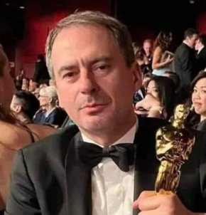 
Съпругата на Навални Юлия благодари на Академията и заяви, че съпругът ѝ е в затвора заради битката му за демокрация в Русия с „омразния режим на Путин”.