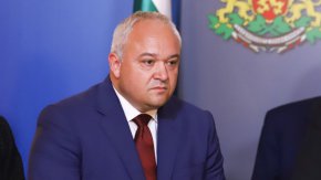 Министър Демерджиев коментира и случаят от тази сутрин, при който бременна жена и един военнослужещ са задържани в района на Хасково да превозват 4-ма нелегални мигранти. По случая има още един задържан. По думите му те са следени от органите на реда отдавна и това не е първото провинение на бременната жена. 