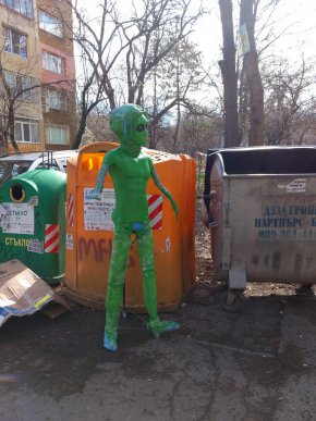 
- Една баничка, една кашкавалка, една милинка, една кифла с мармалад и един айрян.
- За тук или за вкъщи?
- За тук, вкъщи съм на диета...