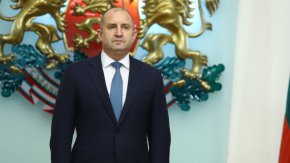 Възможно най-бързото вдигане на тази бариера ще даде допълнителен тласък за развитието на икономиките на България и Румъния и ще отговори на справедливите очаквания на гражданите на двете страни за равни права в ЕС, каза още президентът. 