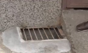 
„Колегите от инспектората са дошли много бързо след подаване на сигнала. На следващия ден са взети размери, за да се сложи капак. Междувременно един мъж е сложил капак, за което благодарим”, коментира Мария Георгиева, служител на общината.