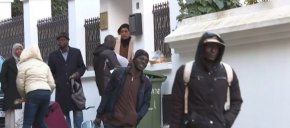 
Във видеоклип мъж обявява несъвместимостта на "ценностите" на чернокожите африканци с тези на тунизийците. На въпроса на интервюиращия дали някога е срещал африканци, той отвръща, че ги познава добре, "защото дядо ми ги е купувал и продавал".
