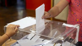 Разликата се състои в това, че за вота зад граници няма преференции. Машинната бюлетина пък е с размери около 20 см и ще трябва да бъде сгъната и пусната в прозрачна урна, върху която изрично ще е обозначено, че е за машинния вот. 