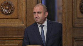 "Финансовото министерство държи стабилни държавните финанси и осигури рекордна събираемост, така че да гарантира ежегодно нарастване на пенсии и заплати", посочи държавният глава.