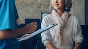 
Да разгледаме три хипотетични жени в средата на 70-те години, които живеят сами в еднакви икономически условия и имат еднакви заболявания: диабет, артрит и високо кръвно налягане.