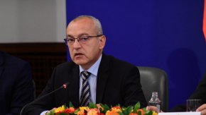 Премиерът припомни удобно забравян факт - а именно, че държавата се управлява от служебно правителство заради неспособността на 48-ото народно събрание да създаде редовна власт. Това е причината за поредните избори. 