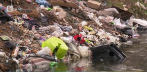 Доброволци от местното рибарско дружество обаче решават да спрат това или поне да опитат.
