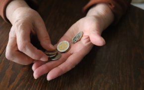 
Предвижда се също така, времето за полагане на общественополезен труд от безработни, които получават социални помощи, да се намали от сегашните 14 дни по 4 часа дневно на 40 часа месечно.  


